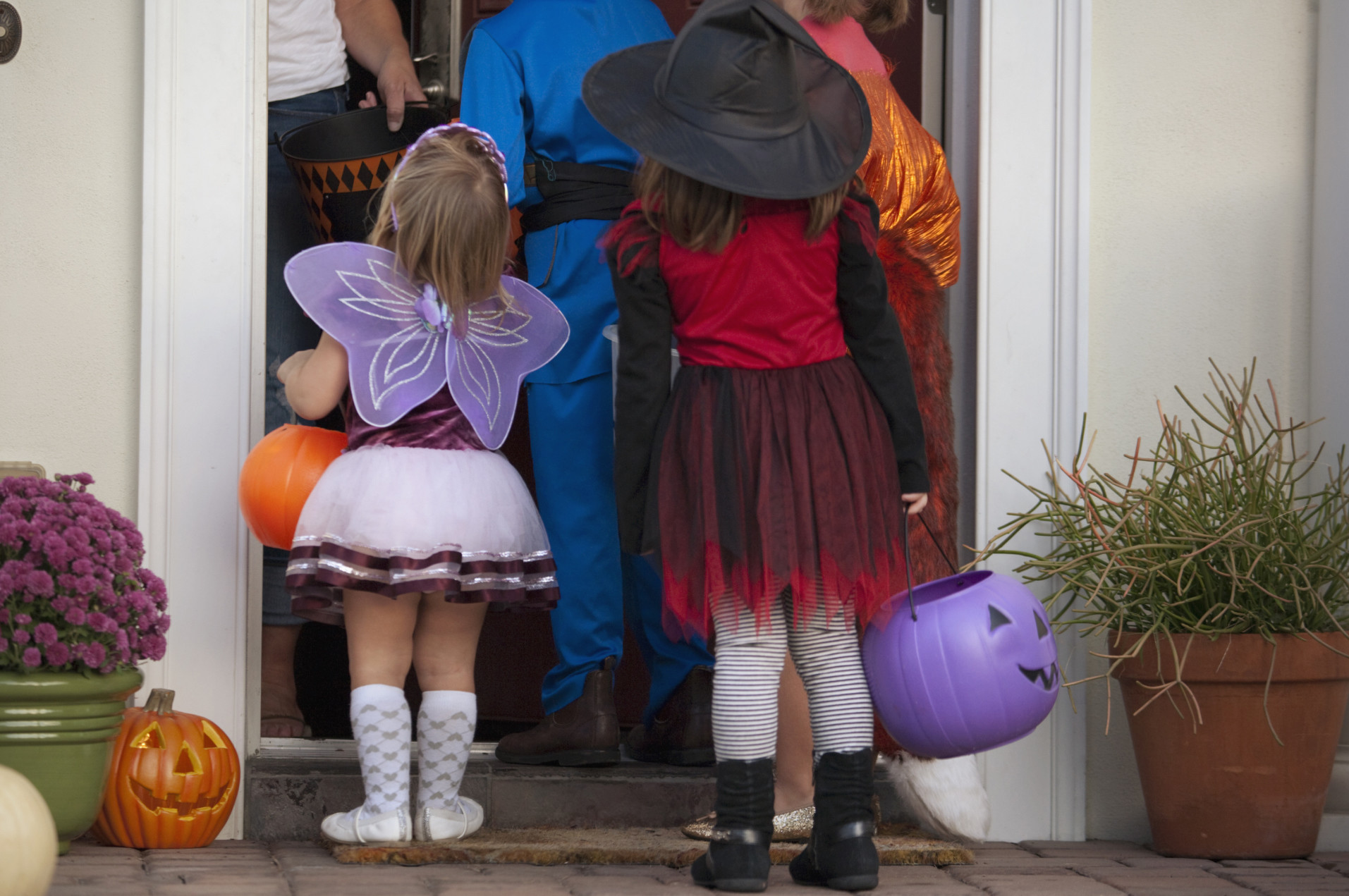 Top 10 Tips to Keep Little Ones Safe this Halloween Season