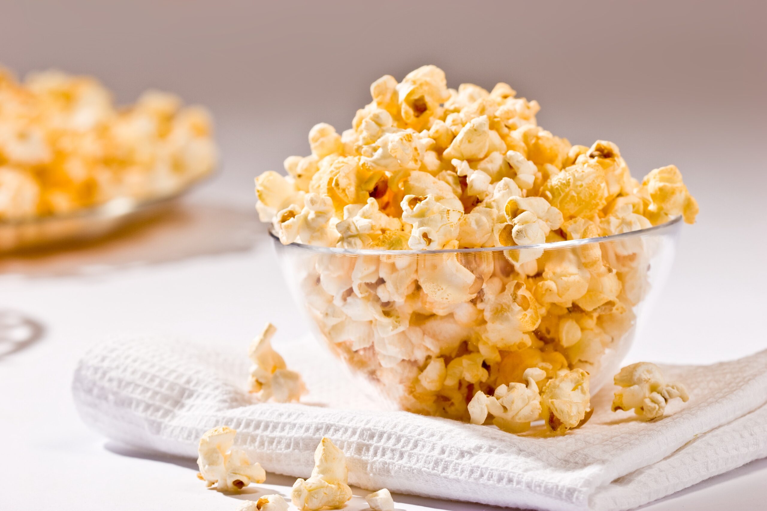 food serias: popcorn on the glass bowl